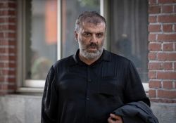 فیلم سینمایی شادروان   www.filimo.com/m/hgavb
