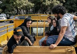 فیلم سینمایی شادروان   www.filimo.com/m/hgavb