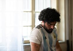 فیلم سینمایی شادروان   www.filimo.com/m/hgavb