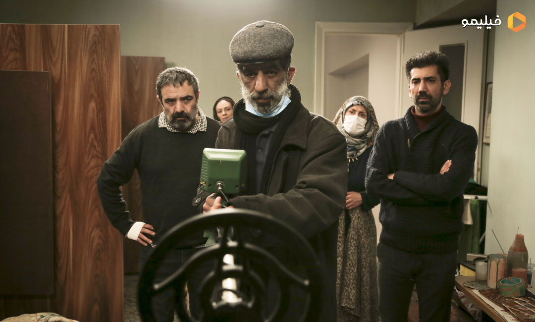 حسن معجونی بهناز جعفری سینا رازانی در نمایی از فیلم شب طلایی ساخته یوسف حاتمیکیا